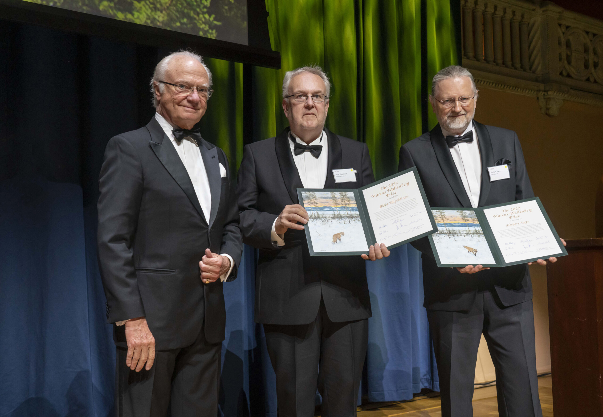 H.M. King Carl XVI Gustaf of Sweden awards the MWP 2022 to Prof. Ilkka Kilpeläinen and Prof. Herbert Sixta.